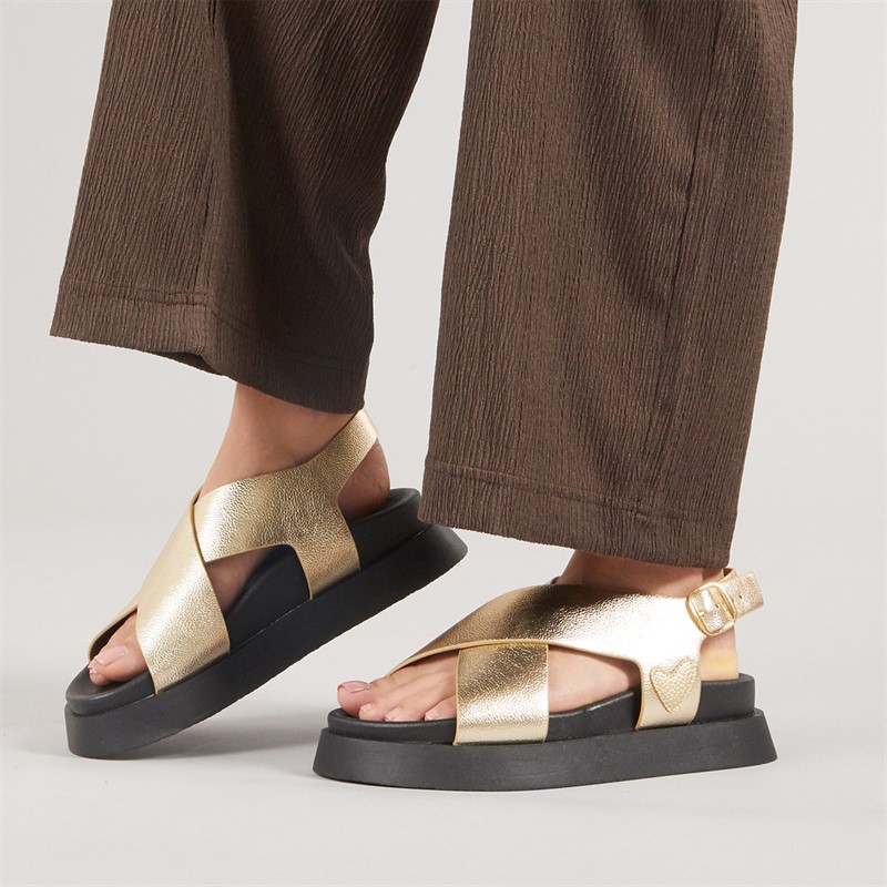 L'amore Couture Womens Adira Cross Strap Sandals Gold